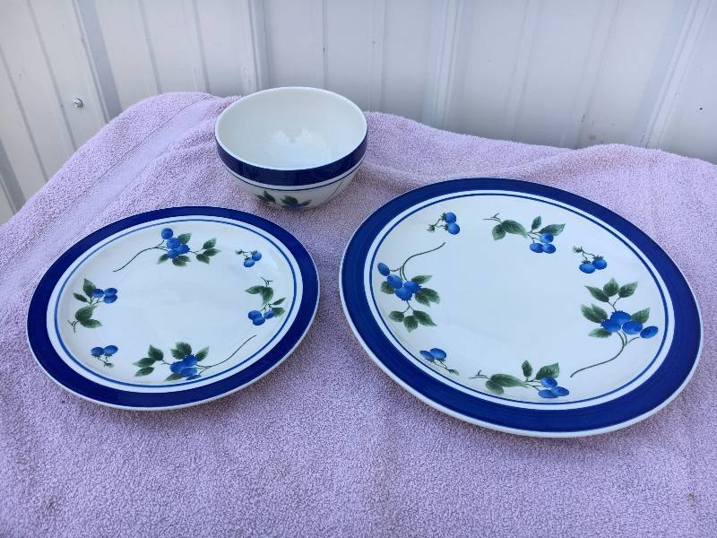 lot 33 image: L.L. Bean Blueberry Dishware