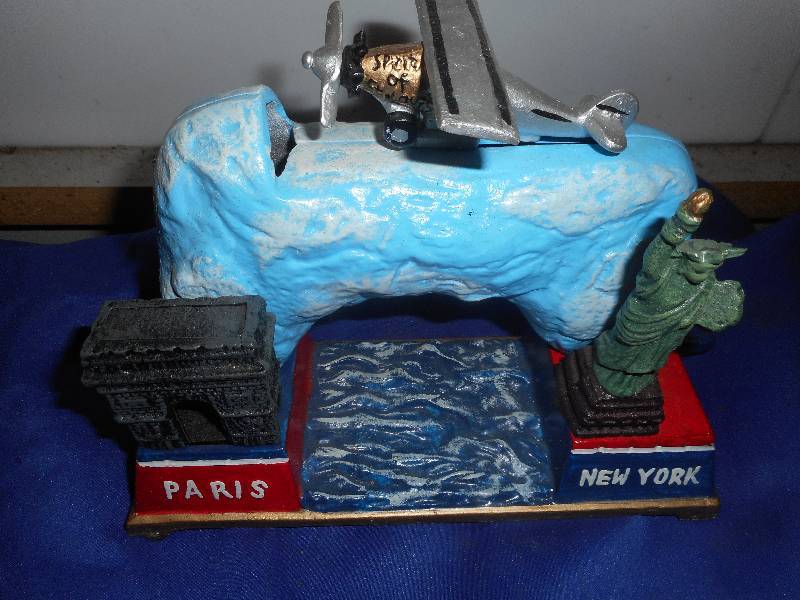 lot 3 image: COLLECTIBLE CAST IRON PARISNEW YORK COIN BANK