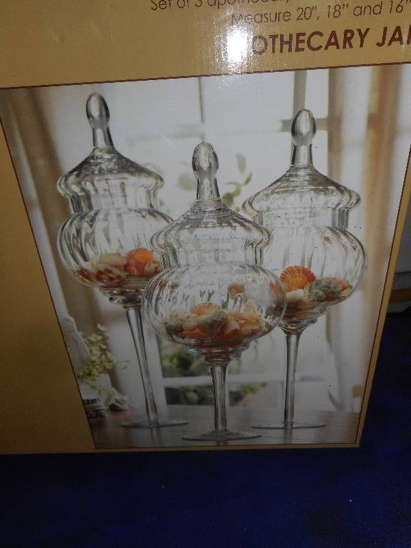 lot 9 image: APOTHECARY JARS