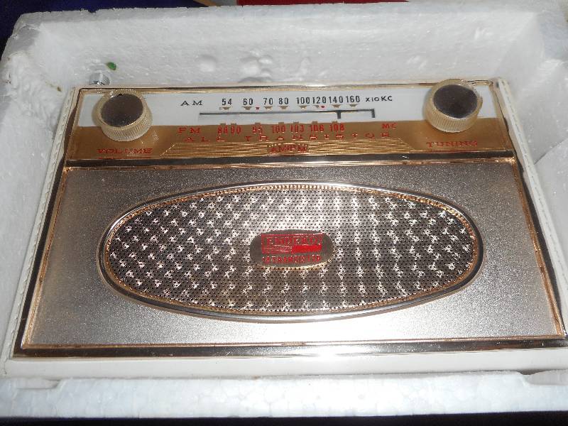 lot 11 image: VINTAGE AMFM RADIO