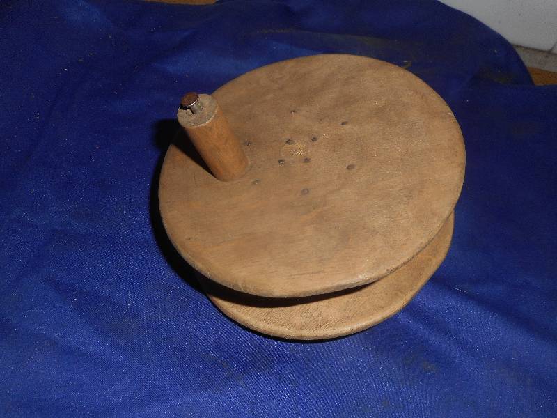lot 16 image: VINTAGE KITE STRING HOLDER