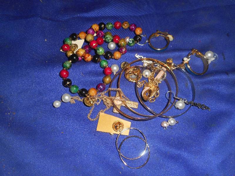lot 21 image: JEWLERY