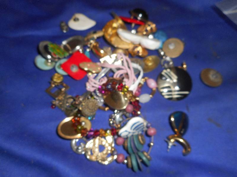 lot 22 image: JEWLERY