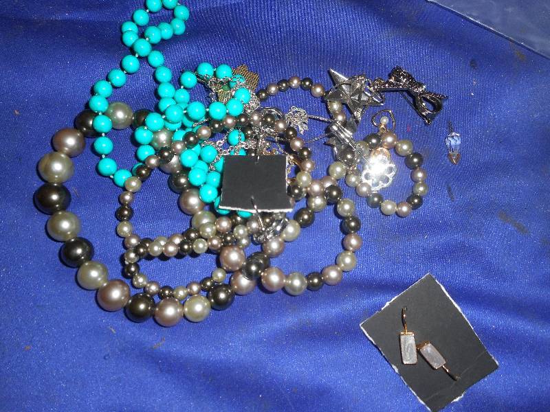 lot 23 image: JEWLERY