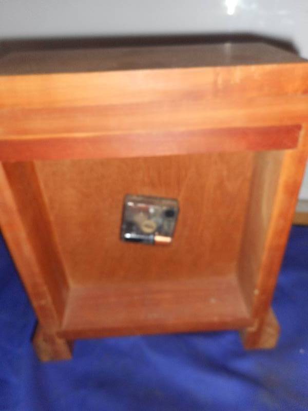 lot 26 image: WOODEN TABLE CLOCK