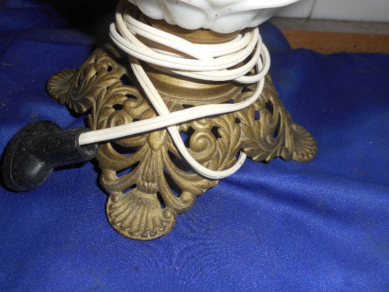lot 28 image: ANTIQUE LAMP