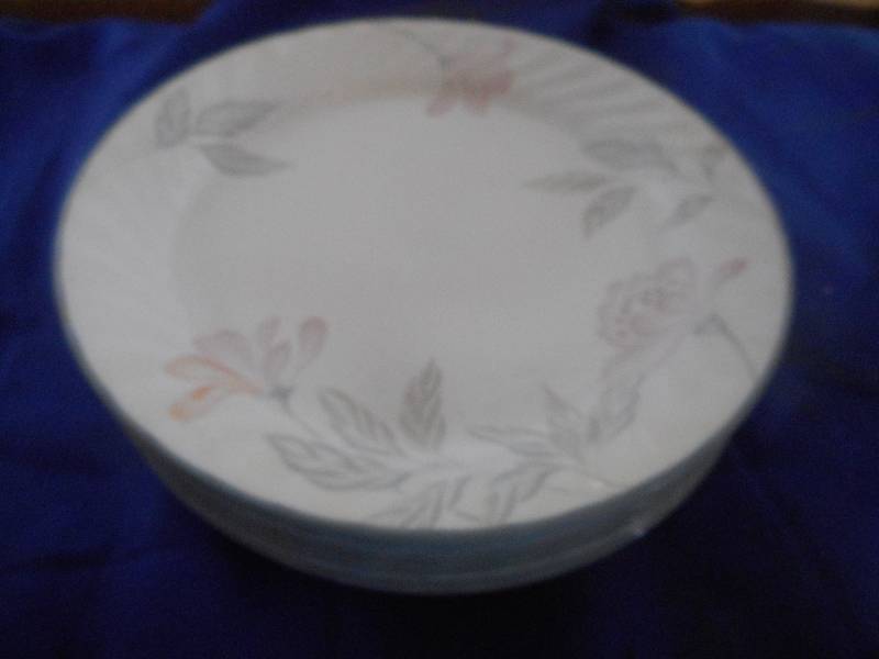 lot 31 image: 12 CORRELL PLATES