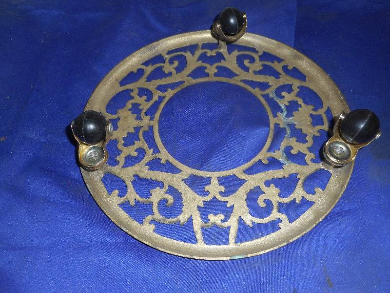 lot 37 image: BRASS STAND ON WHEELS