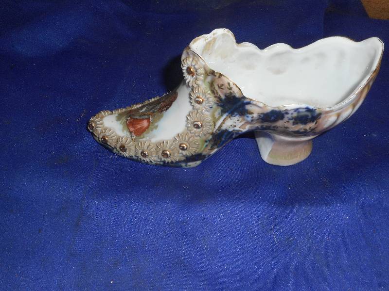 lot 39 image: VINTAGE GERMAN GLASS SHOE