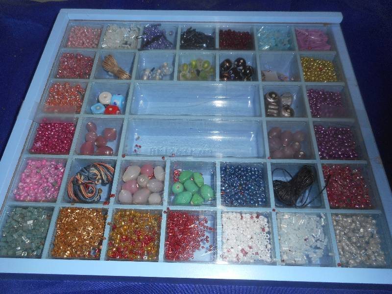 lot 40 image: CRAFTING BEADS