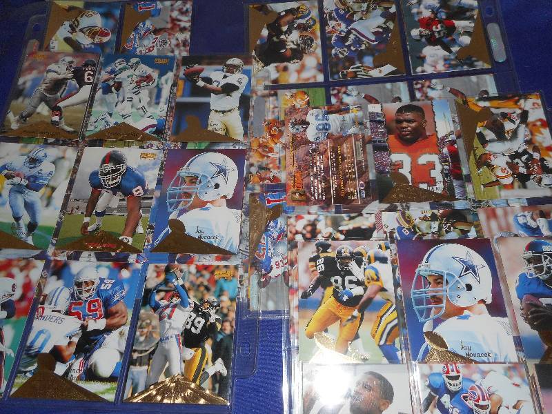 lot 67 image: COLLECTIBLE FOOTBALL CARDS