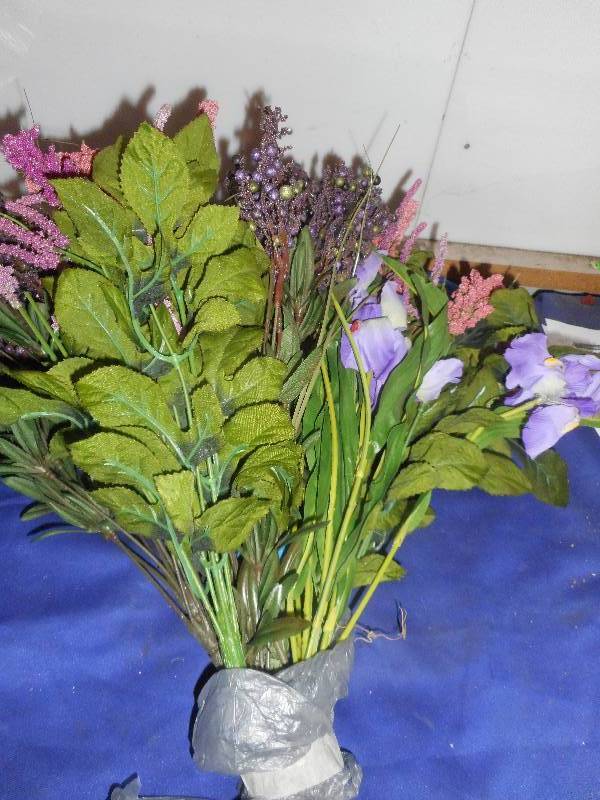 lot 86 image: DECRATIVE FLOWERS