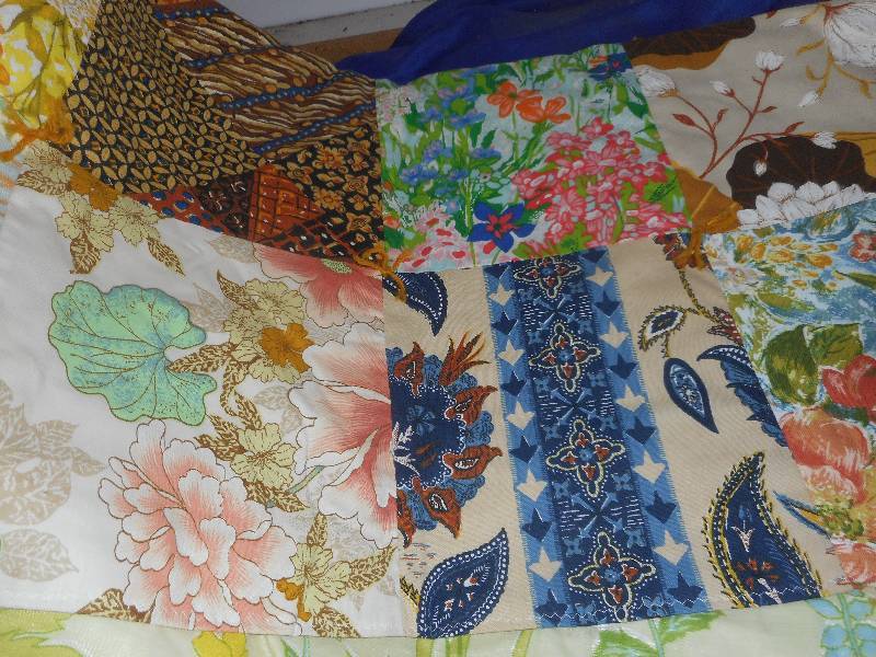lot 96 image: LIGHT WEIGHT TWIN QUILT