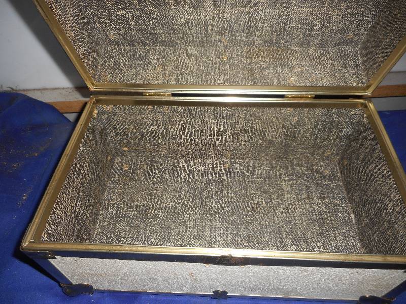 lot 131 image: ANTIQUE SHOE SHINERS BOX