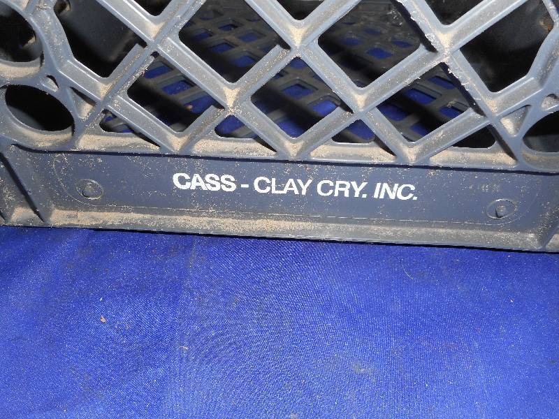 lot 138 image: COLLECTIBLE CASS CLAY TOTE