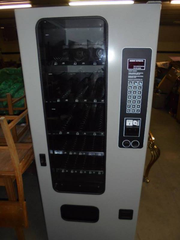 lot 1 image: FSI MFG, Model 3132, 19 Selection Vending Machine