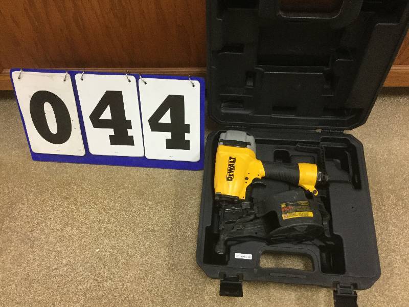 Dewalt Dw66c-1 2-12 Inch 15 Degree Fencingcoil Siding Nailer used
