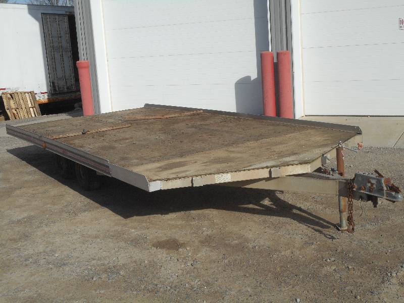 lot 1 image: 1990 Triton 4-Place Tandem Axle Sno...