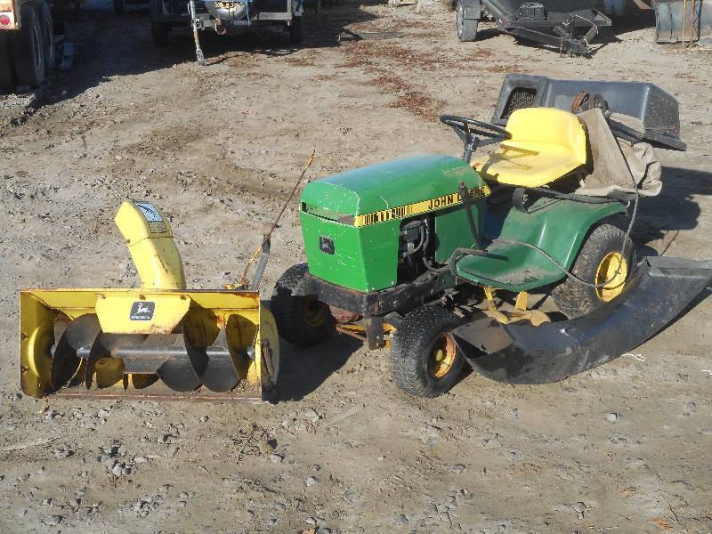 lot 4 image: John Deere 111 Lawn Tractor, Briggs...