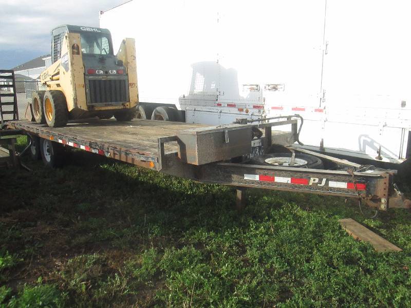lot 2 image: Flatbed Trailer with Ramps