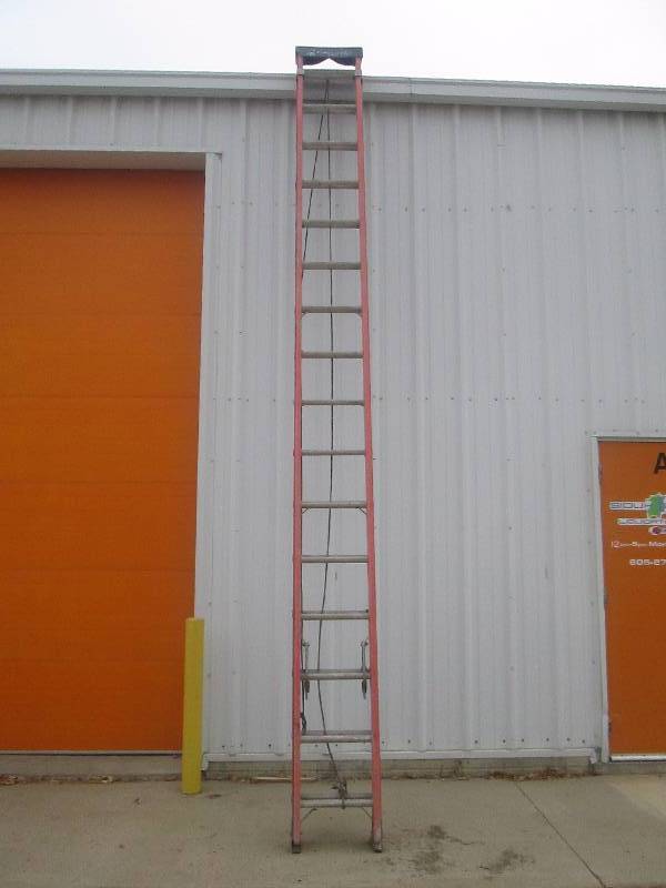 lot 17 image: Louisville 32 Extension Ladder
