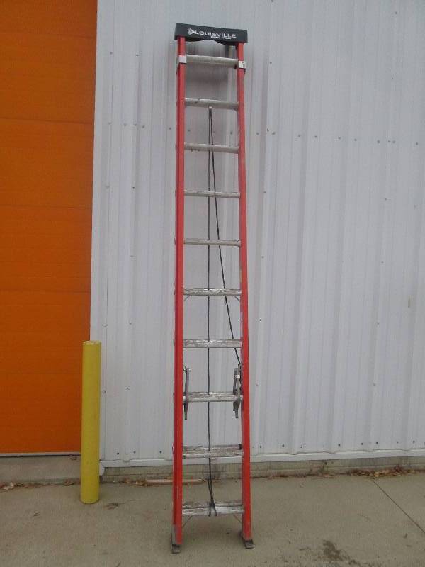 lot 18 image: Louisville 20 Extension Ladder