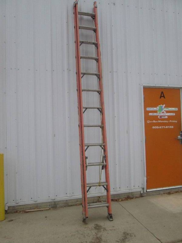 lot 19 image: World Factory Extension Ladder