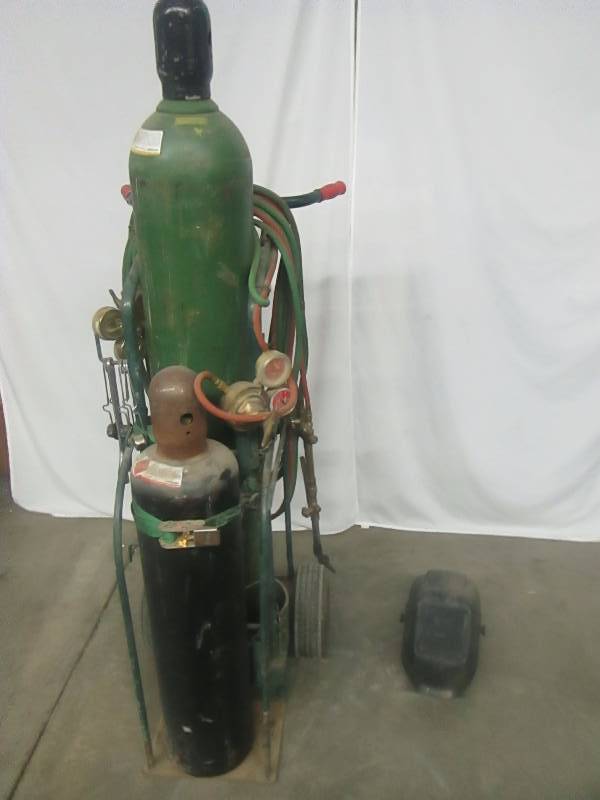 lot 11 image: Oxygen Acetylene Torch Welding Cart with Parts