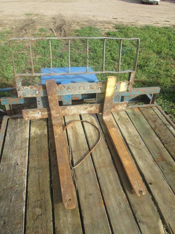 lot 5 image: Skid Loader Forks