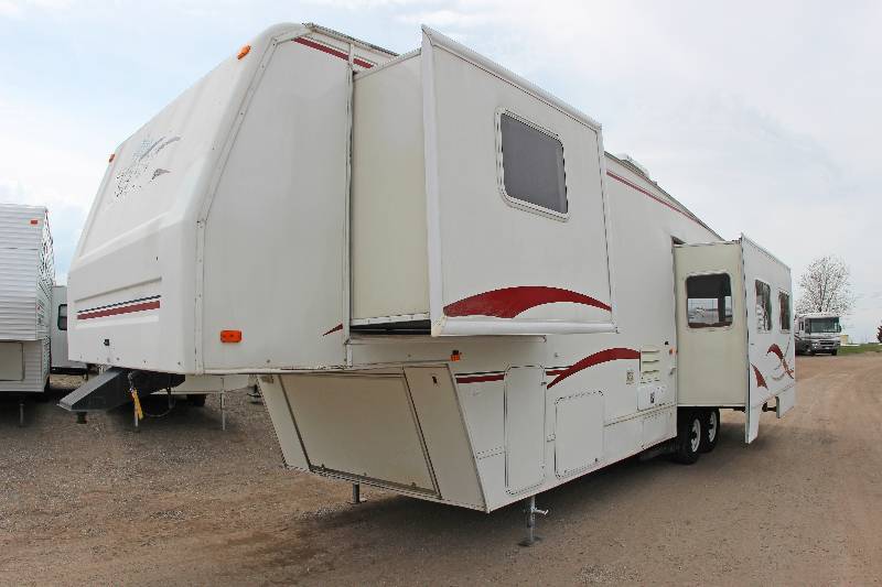 lot 0005 image: 2000 Fleetwood Terry 34-5B Fifth Wheel