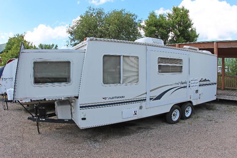 lot 0008 image: 2004 Fleetwood Caravan C25SB Expandable Travel Trailer