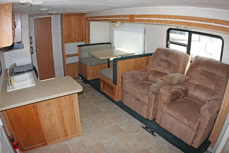 lot 0013 image: 2006 Forest River Cherokee 28C Travel Trailer