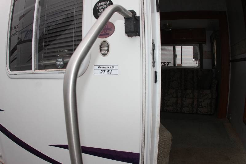 lot 0009 image: 2000 Fleetwood Prowler 27 5J Fifth Wheel