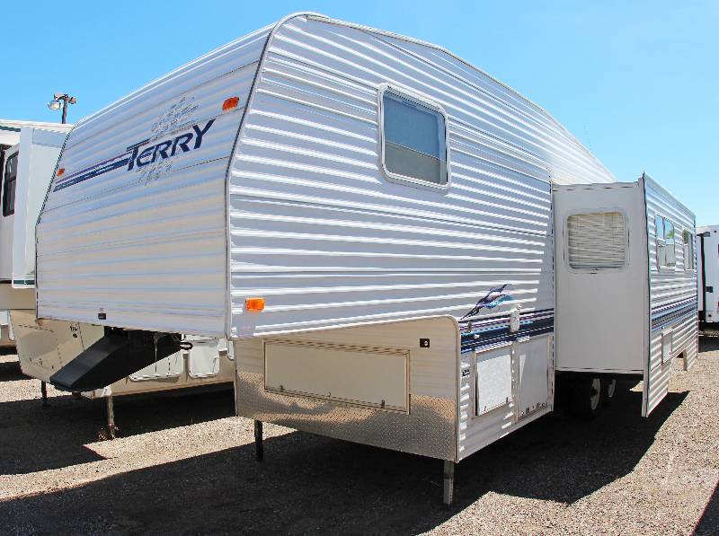 lot 0007 image: 1999 Fleetwood Prowler 27RK Fifth Wheel