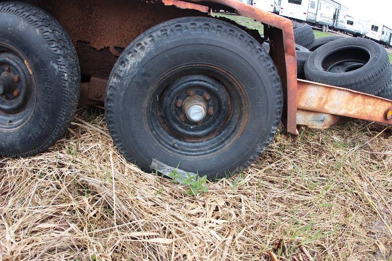 lot 0010 image: 1980 Towmaster Tandem Axle Utility Trailer