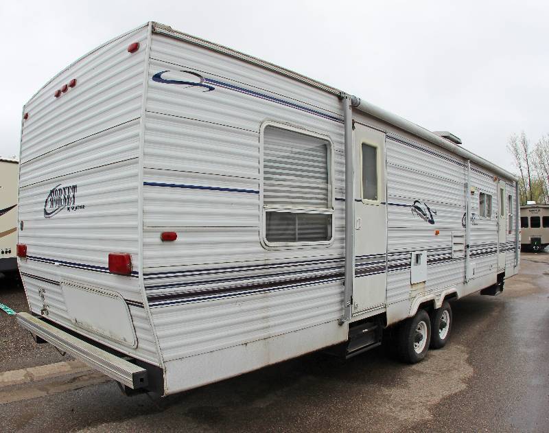 lot 0002 image: 2002 Keystone Hornet 33R