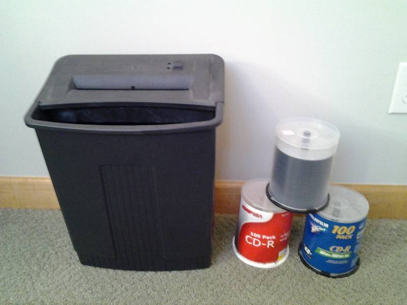 lot 3 image: Paper Shredder and Discs