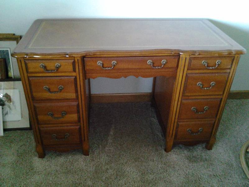 lot 10 image: Vintage Leather Top Desk 4 ft x 24 x 30