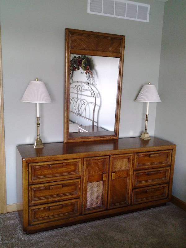 lot 11 image: 5-Piece Bedroom Set