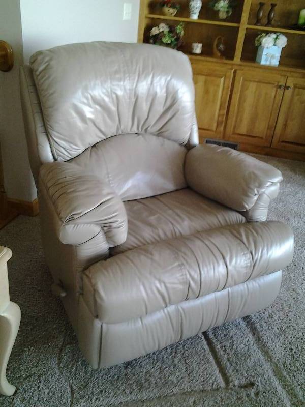 lot 18 image: Leather Recliner Chair
