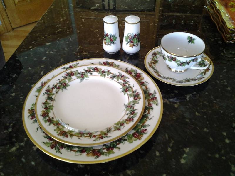 lot 69 image: Holly & The Ivy Christmas Dishes (Service For 8)