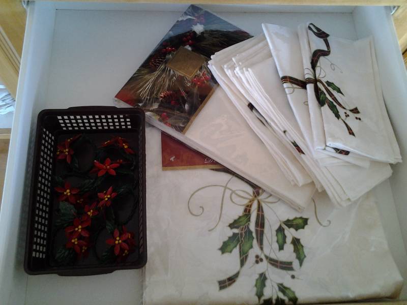 lot 70 image: New Holly & Ivy Christmas Linens