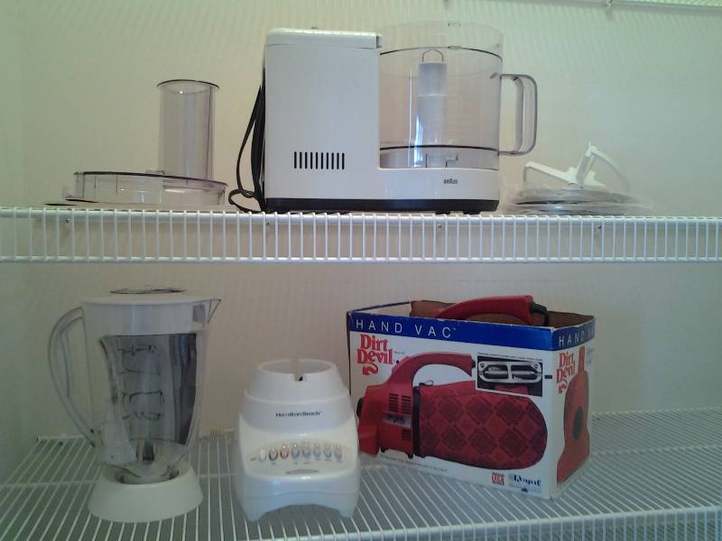 lot 76 image: Braun Food Processor, Dirt Devil Hand Vac, Hamilton Beach Blender