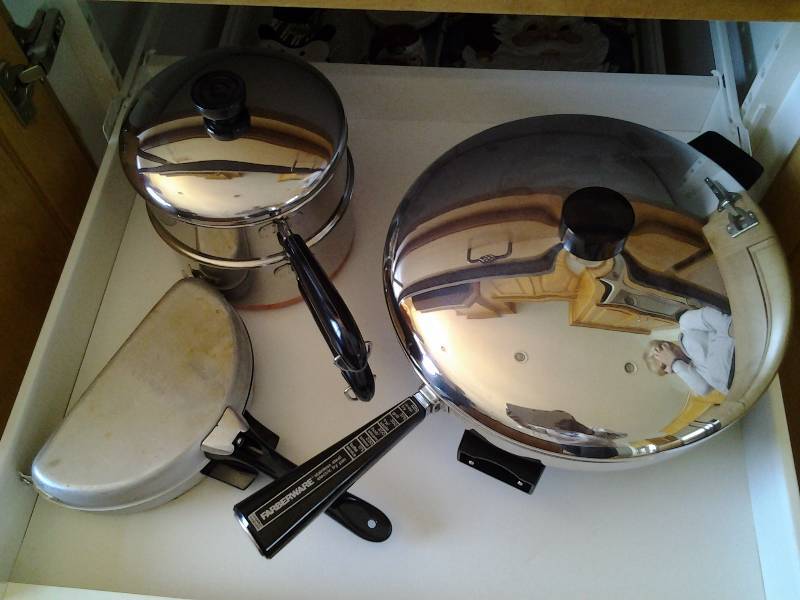 lot 80 image: Electric Skillet, Double Boiler, Omelet Pan