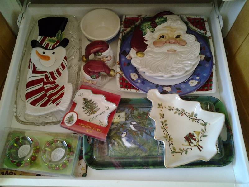 lot 81 image: Christmas Serving Pieces Platters, Trays, Related