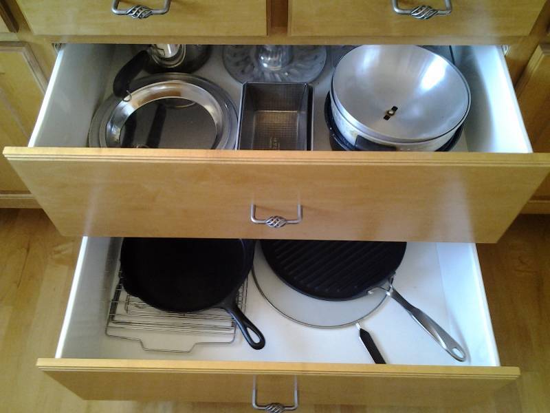 lot 83 image: Contents Of Cabinet 2-Shelves Of Cook & Bake Ware