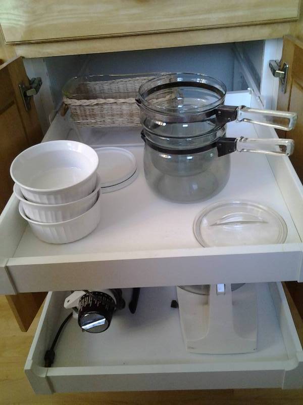 lot 88 image: Sunbeam Mix Master Stand Mixer With Bowls & Beaters, Other Casseroles & Pots