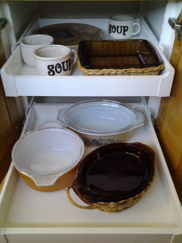 lot 89 image: Casserole Dishes With Lids & Serving Baskets, Soup Cups