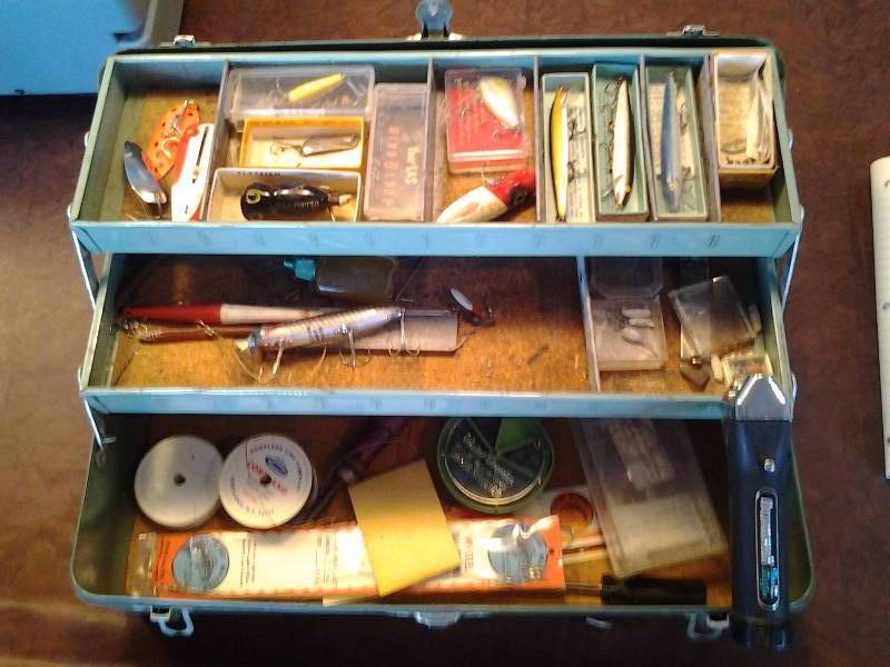 lot 131 image: Simonson Vintage Tackle Box With Contents (Rapala, Heddon & Other Lures), Outdoorsman Line Stripper