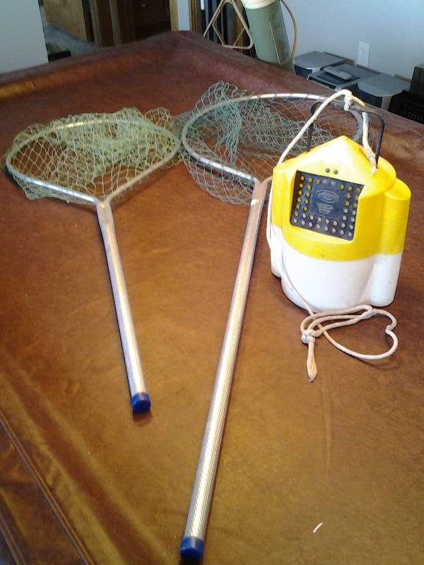 lot 136 image: 2-Landing Nets, 1-Minnow Pail